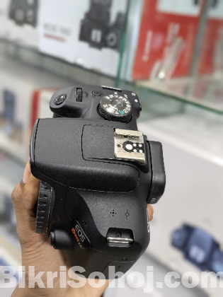 Canon 2000d with 18-55mm kit lance